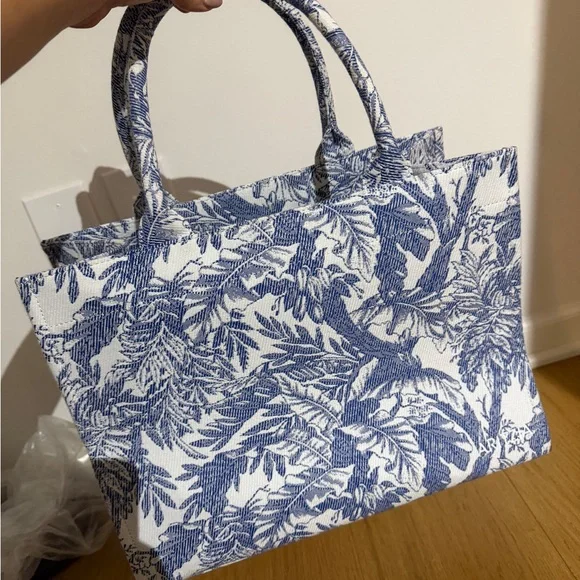 Aritzia Blue and White Patterned Keep Tote Bag Size One - Picture 8 of 10